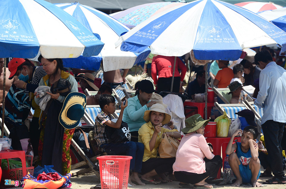 Hàng nghìn người nô đùa ở biển Vũng Tàu khi nhiệt độ gần 40 độ C